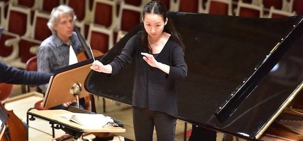 コンツェルトハウスに登場した指揮者・沖澤のどかさん
